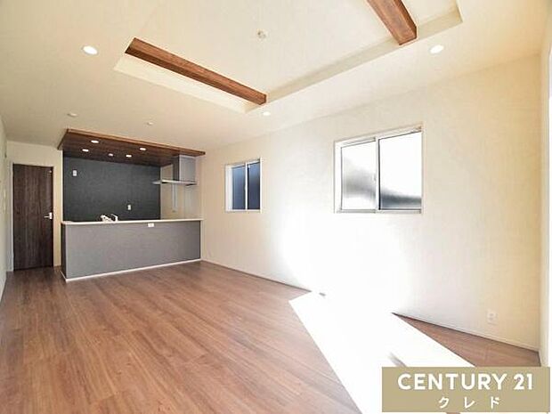 【LDK20.25帖】折上天井と見せ梁が空間に広がりとデザイン性をプラス。お好きなインテリアに囲まれた住空間で癒されながら家族との時間を育むことができます。