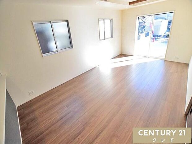 【LDK20.25帖】南東側に開口部を設けたリビングは、明るい光がたっぷりと入る居心地の良い空間。ご家族みんなが自然体で心地良く過ごすことができます。