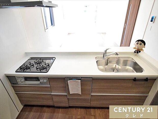 フルオープンキッチンは視線が抜けて明るく、開放的な雰囲気に。お料理をしながらお子さまの様子を見守れるので、子育て中のご家庭にも嬉しい間取りです。