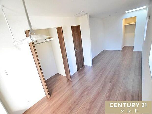 【洋室5.25帖+6帖】お部屋を2つに仕切っても、それぞれに収納が付くよう工夫された間取り。お子様一人ひとりの部屋として使う時も、荷物がすっきり片付き、快適に過ごせます。