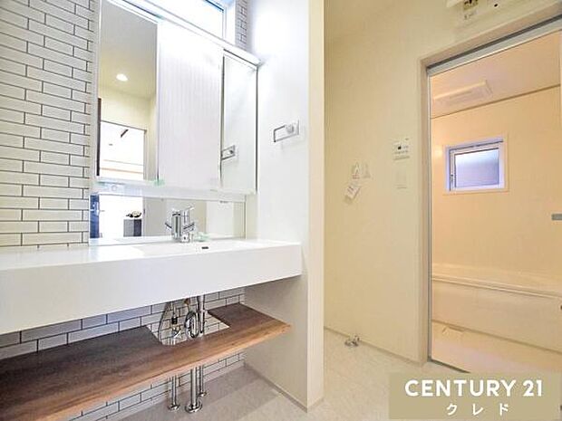 フルフラットカウンターが印象的なお洒落なオープンサニタリーを採用。カウンター下には、使い勝手のいい収納スペースも備えています。