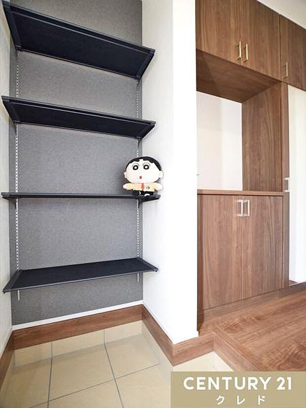 玄関には可動棚付きの土間収納を設置。レインブーツなど高さのある靴もしっかり収納でき、家族みんなの靴がすっきり収まります。