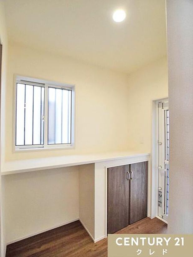 【パントリー】食品や日用品のストック、調理家電もすっきり収納できるパントリーをキッチンに確保。ゴミ出しや外への出入りがしやすい勝手口付きで、毎日の家事が快適に。