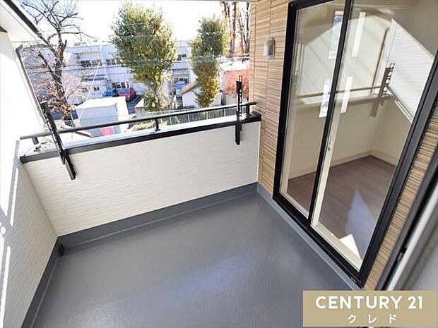 南東向きで陽当たりも良好なインナーバルコニー。屋根付きで急な雨でも洗濯物が濡れにくく、テーブルを置いてくつろぎスペースとしても活用できます。