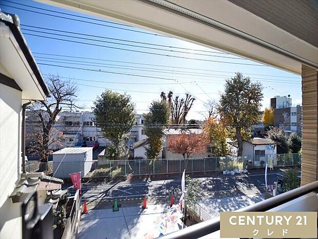 バルコニーからは中学校を望むことができ、毎日の通学の様子が身近に感じられる立地です。お子さまの成長をそっと見守れる、ファミリーにも嬉しい環境が整っています。