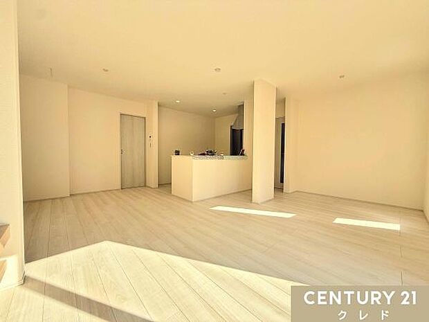 【LDK18帖】大きなソファやダイニングセットを置いても十分なゆとりがあります。ご家族皆様でゆったりとくつろげる贅沢な空間です。