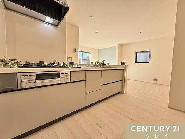 ゆとりあるキッチンスペース!キッチン横から玄関へ直接アクセスでき、冷蔵庫やパントリーへの収納がスムーズに行えるため、毎日の家事も快適。