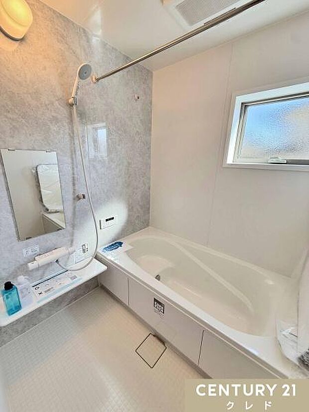 疲れたカラダを癒す一坪タイプのバスルーム。浴槽にはステップが設けられており、半身浴を楽しんだり、お子様の入浴サポートにも便利。