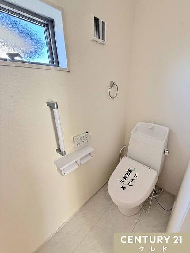 肌への負担に配慮し、快適な生活をサポートする温水洗浄機能付きトイレ。1、2階両方に窓があり、換気もしやすい空間で日常的に清潔を保てます。