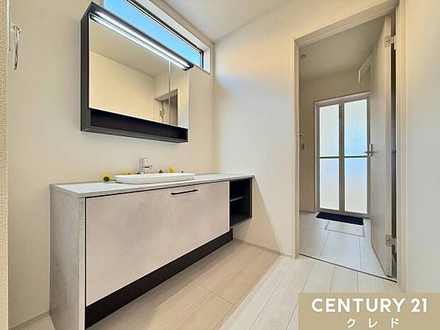 毎朝の身支度を特別な時間に変えてくれる、デザイン性の高い洗面化粧台!二人並んでもゆったり使えるワイドなカウンター。鏡裏にもたっぷり収納可能!