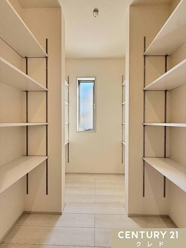 食品や飲料、調理器具、日用品などをストックしておくのに便利な大容量パントリー!在庫も一目で分かりやすく、ストレスなく取り出せます。