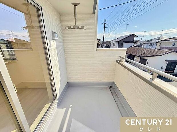 太陽の光をたっぷりと浴びられる、南向きの明るいバルコニーです。物干し金物の上には屋根があるので洗濯物が濡れにくく、急な天候の変化にも安心。