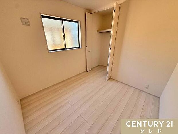 【洋室4.5帖】各部屋に十分な収納スペースを確保した「全居室収納付き」の住まい。爽やかな風が通り抜け、健やかな環境を保つことができます。