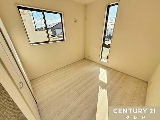 【洋室5帖 バルコニー側】スリット窓がアクセントの2方向から光が差し込む陽だまり空間。朝日を浴びて気持ちよく一日をスタートできますね。