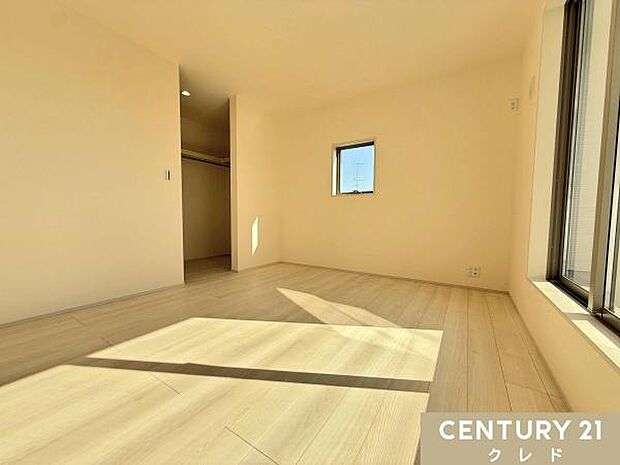 【洋室7帖】バルコニーに面した大きな窓から明るい光が差し込み、毎朝気持ちよく目覚められそうです。ご夫婦にぴったりのゆとりある空間です。