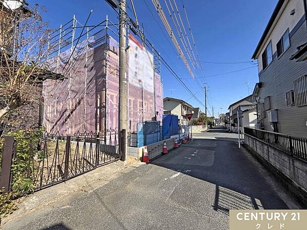 志賀小学校徒歩12分で、毎日の通学も安心！スーパーやコンビニ、ドラッグストアなど生活に欠かせない施設も近く、子育て家族にうれしい便利な住環境です。