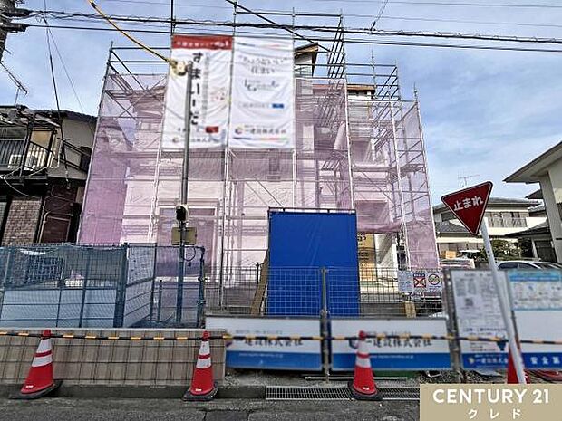 シートの内部では壁面やドアが取り付けられていました。完成に向けて丁寧に施工が進んでいます。