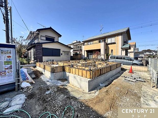 ベタ基礎工事中！建物を面で広く支えて荷重を分散させるので、地震の揺れや不動沈下に強い基礎となっています。2026年2月上旬完成予定！