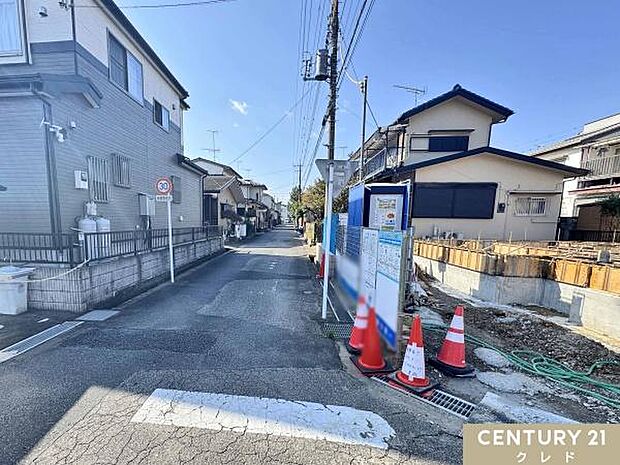 陽当り・通風良好な南東角地。前面道路は幅員4.6〜6.6ｍ！東武東上線「武蔵嵐山」駅より徒歩14分！