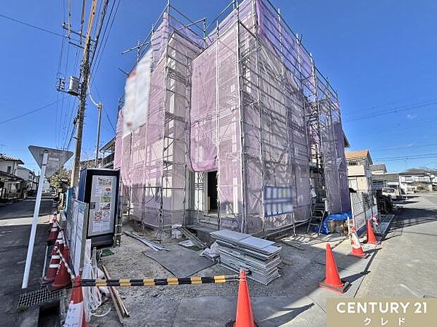 現在、外壁工事と室内工事を進めており、着々と完成に向かっています。建築途中でもご見学いただけますので、お気軽にお問い合わせくださいませ。