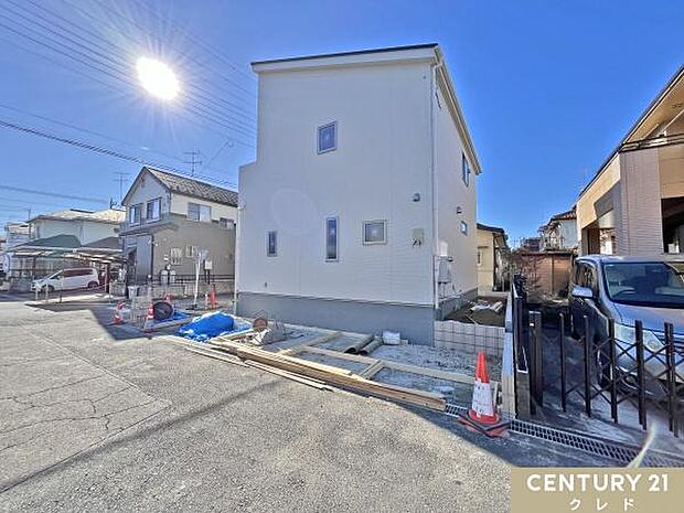 スーパーやコンビニ、ドラッグストアなど生活に欠かせない施設も近く、子育て家族にうれしい便利な住環境です。