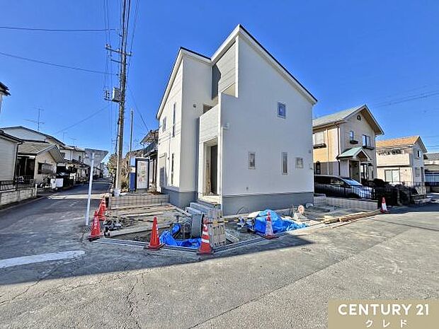 3台駐車可能なカースペース付き。通勤やお子様の送り迎え、毎日のお買い物など、便利な移動手段として使えます。