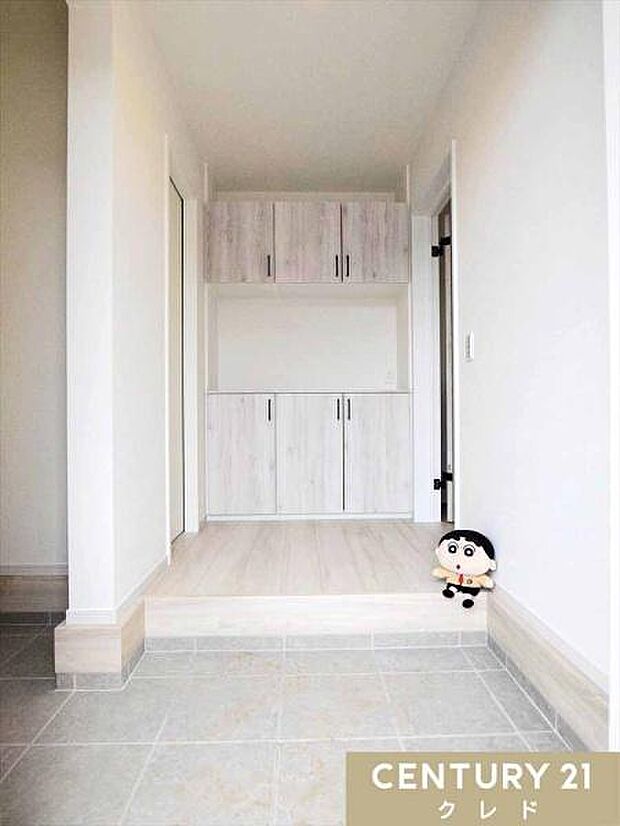 下セパレート収納と飾り棚で、迎え入れるすっきりとした印象の玄関。家族の靴をまとめやすく、出発前の準備もスムーズです。