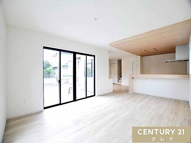 【LDK24.5帖】家族が集まりやすい一体感の感じられる憩いの場。ゆとりある24帖超の広さで家具配置の自由度が高い間取りです。