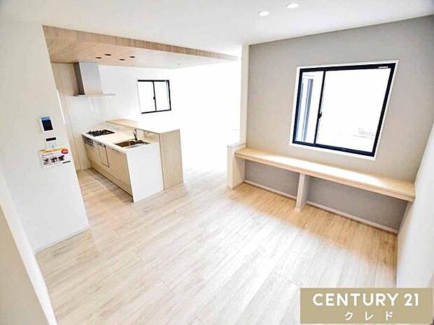 【LDK24.5帖】横長カウンターはリビング学習や裁縫、アイロン掛けなどにも便利!キッチンから目が行き届くのでお子様の宿題の様子を見守れます。