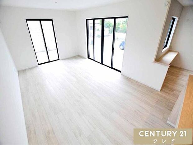 【LDK24.5帖】大きな掃き出し窓から柔らかな陽光が差し込む南向きLDK24.5帖。開放感に満ちた空間で心地良く過ごすことができます。