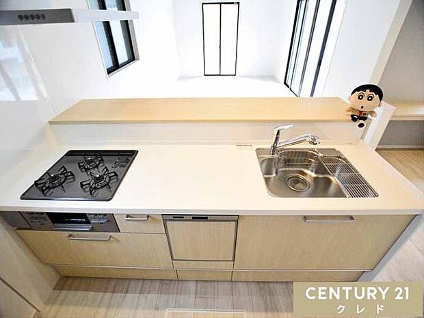 食洗機・浄水器を搭載したシステムキッチン!リビングとつながる対面スタイルで、調理中も家族と会話がしやすいレイアウト。オープンで視界も広がります。