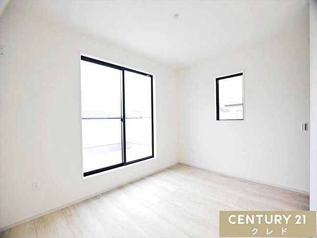 【洋室8帖】明るい陽射しと爽やかな風が通り抜ける、開放感あふれるお部屋。WIC付きで、主寝室としても使える余裕ある広さです!