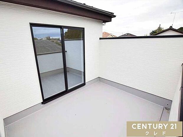 南向きで明るさを取り込みやすいバルコニー!奥行き感があり、洗濯物をゆったり干せます。立上り壁で外からの視線をほどよく遮ります。