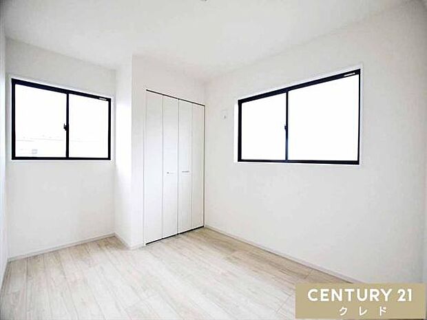 【洋室5.4帖】全居室2面採光で明るく、風通しも良好!扉付きクローゼットを備え、日常の荷物をすっきり収納できます。