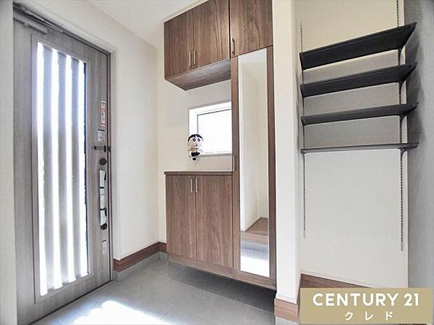 採光たっぷりのスリット窓付き玄関ドアが明るい印象を演出。大容量のシューズボックスと全身ミラー、可動式オープン収納を完備し、すっきりと整った使いやすい玄関です。