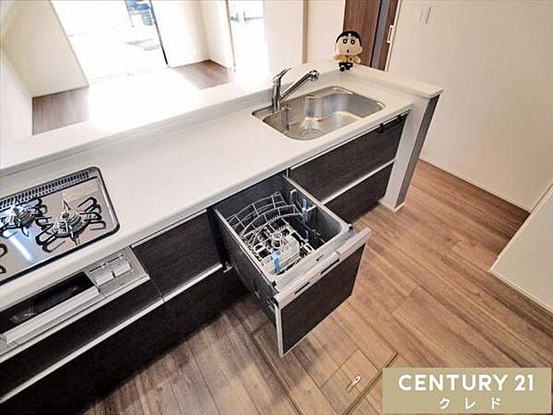 【ビルドイン食器洗浄乾燥機】遮音性が高いビルトイン食洗機で家事の時短をお手伝い。シンク・作業台をすっきりと保ち、水切りカゴいらずで調理スペースが広がります。