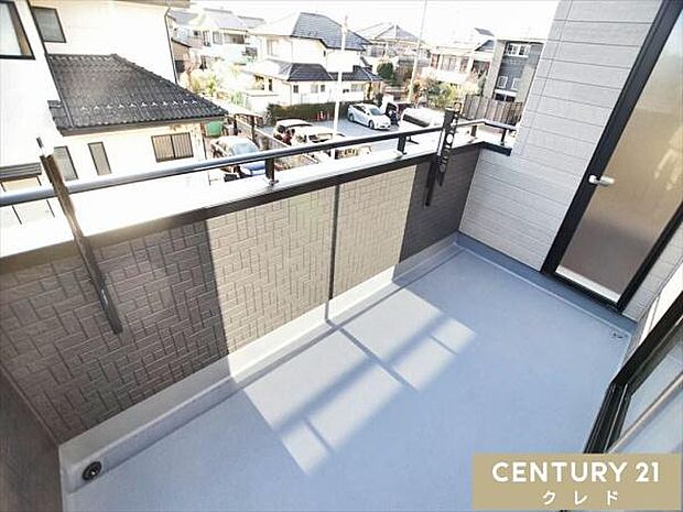 心地よい陽射しと爽やかな風が感じられる南西向きバルコニー。晴れた日には洗濯物やお布団を気持ちよく干すことができます。