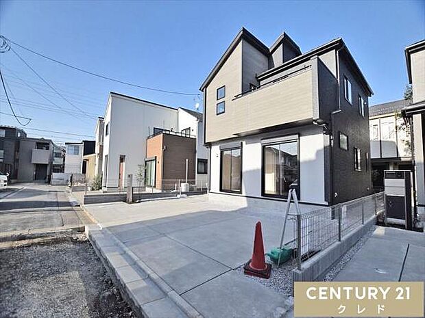 並列3台駐車可能なカースペース付き。親戚やお友達を呼ぶ際には便利ですね。将来お子様が免許取得時に、車をもう一台考える際も、駐車場の心配がありません!