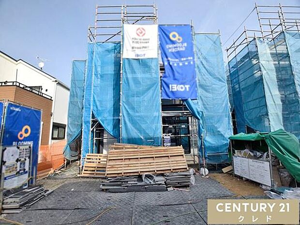 現在、外壁のサイディング工事が順調に進んでいます。シートが外れ、建物の全貌が見える日が待ち遠しいですね。