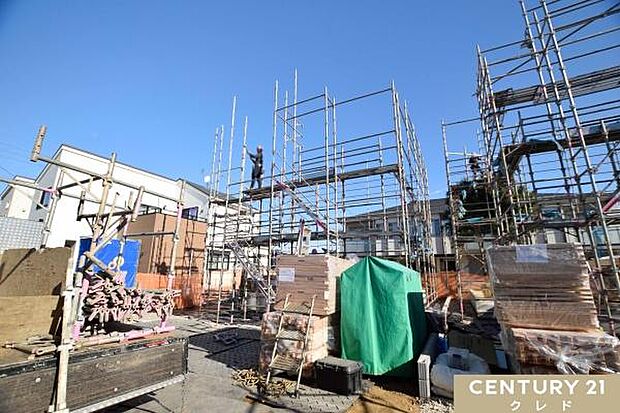 基礎工事が終わり、足場を組んでいきます。この後は、柱や梁などのお家の主要な部分を組む工事へと移ります。