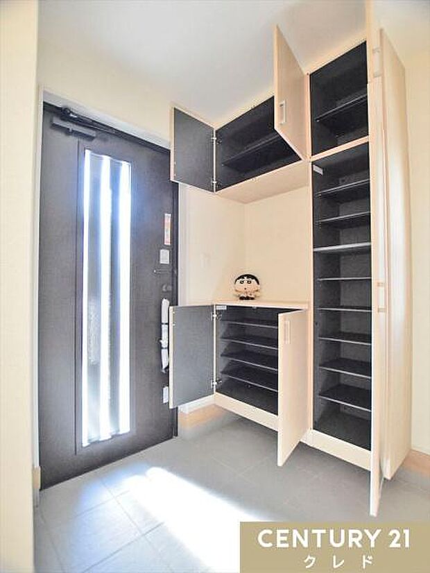 ナチュラルな木目調のシューズボックスと全身ミラーが備わった明るい玄関。縦スリットガラスのドアから自然光が差し込み、外出前の身だしなみチェックも快適にできます。