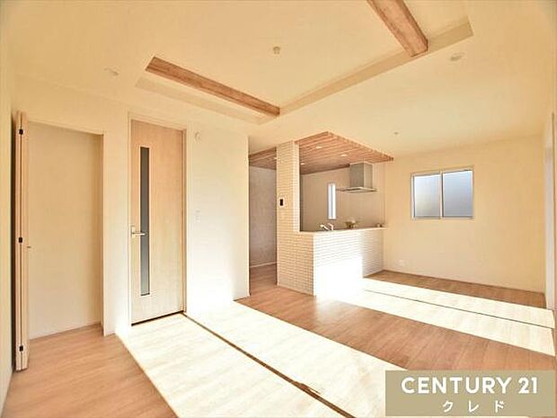 【LDK18帖】折り上げ天井に木目調の梁が映えるおしゃれなリビング。お好きなインテリアに囲まれた住空間で癒されながら家族との時間を育むことができます。