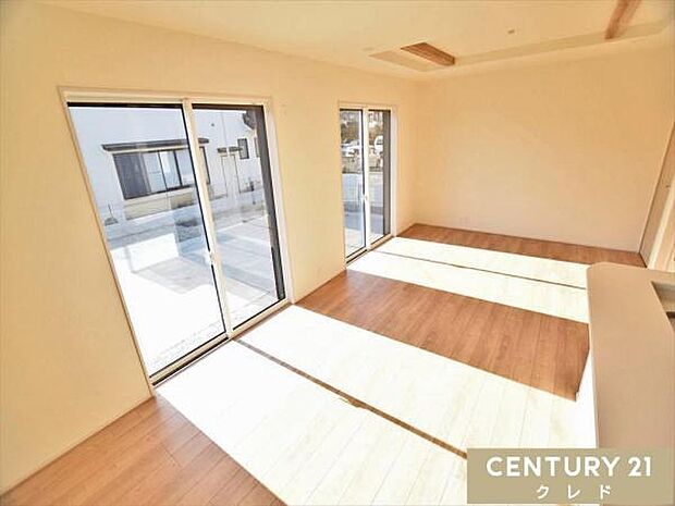 【LDK18帖】南西側に開口部を設けたリビングは、明るい光がたっぷりと入る居心地の良い空間。ご家族みんなが自然体で心地良く過ごすことができます。