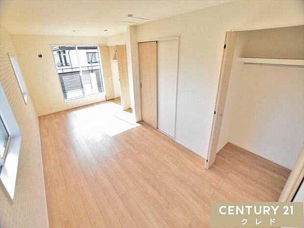 【洋室6帖+5帖】2部屋に分けた際も各部屋に収納が完備されているのが大きな魅力です。収納家具を置く必要がなく、お部屋を広々と使えます。