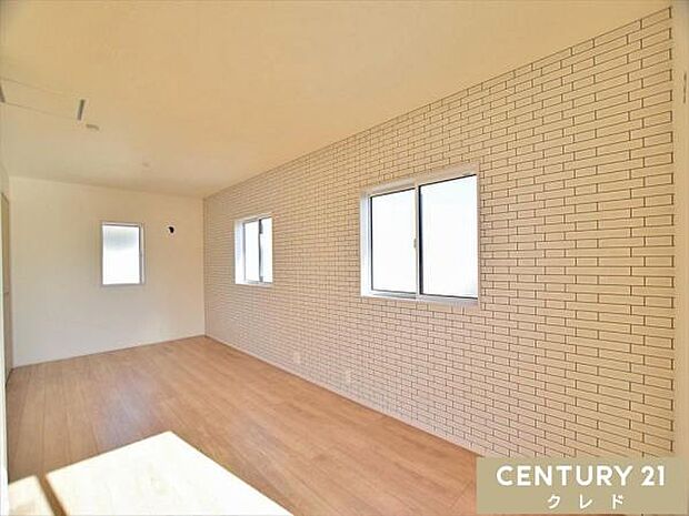 【洋室6帖+5帖】レンガ調のアクセントクロスがお洒落な洋室11帖。お子様が小さいうちは大きなプレイルームとして、成長に合わせて個室に仕切るなど、フレキシブルに使える空間です。