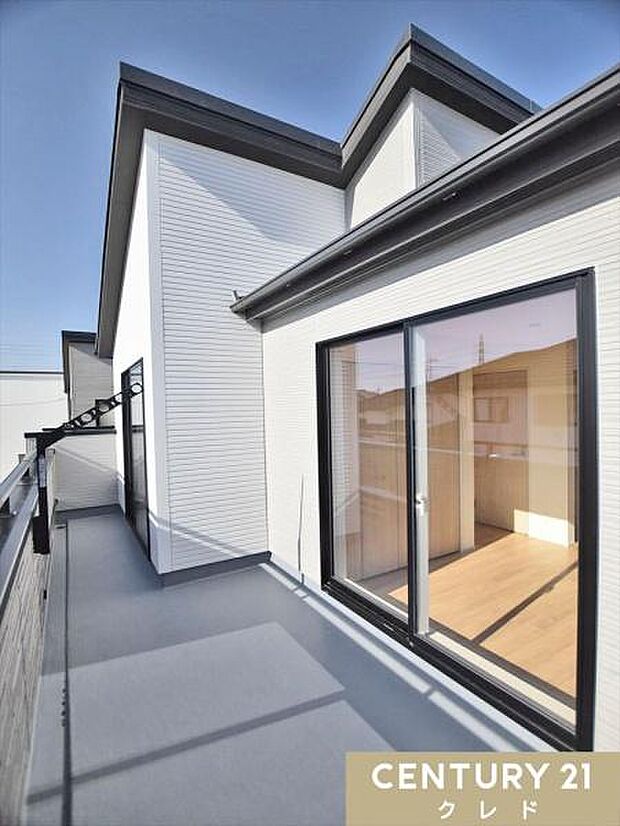 2部屋から出入り可能な南西向きバルコニーは、お布団の出し入れもスムーズ。日中はたっぷりの光が差し込み、お洗濯物も気持ちよく乾かせます。