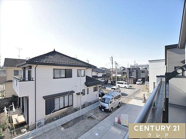 バルコニーからの眺望です。晴れた日には青空が広がり、心地よい風に包まれながら、ゆったりとした時間をお過ごしいただけます。