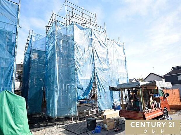 南西4m道路・並列3台分の駐車場を設けた、陽射しが差し込む明るい住まい。