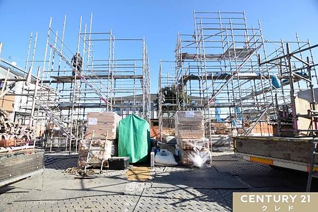 基礎工事が終わり、足場を組んでいきます。この後は、柱や梁などのお家の主要な部分を組む工事へと移ります。