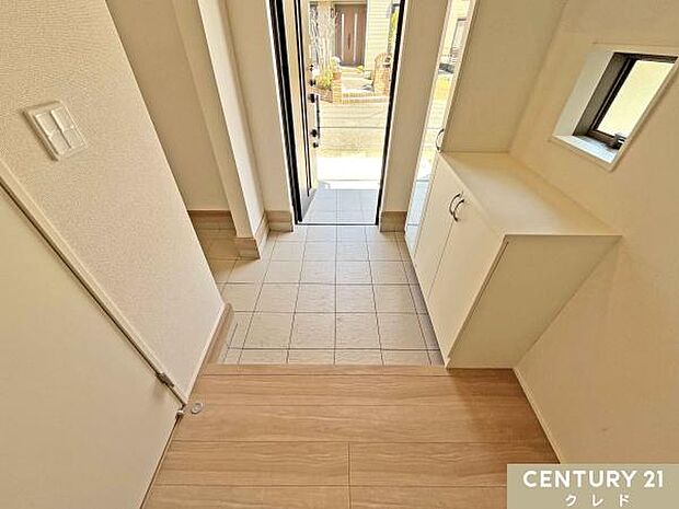 白を基調とした明るく清潔感のある玄関です。小窓からの自然光が差し込み、お客様を心地よくお迎えします。扉には全身鏡が付いており、お出かけ前のコーディネート確認もバッチリです。